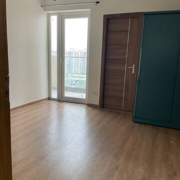 Room in 3 BHK Apartment at Tulip Yellow, Sector 69 – for Rent