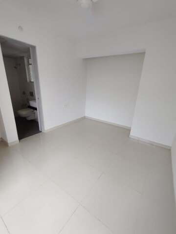 Room in 1.5 BHK Apartment at Godrej Emerald, Ghodbunder Road – for Rent