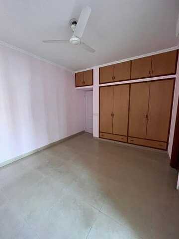 Room in 3.5 BHK Apartment at Vipul Greens, Sector 48 – for Rent