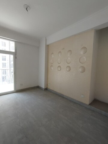 Room in 3 BHK Apartment at Proview Technocity, Chi V Greater Noida – for Sale