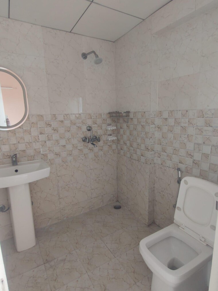 Bathroom, gaur-atulyam 3 Bedroom 1300 Sq.Ft. Apartment In Omicron I Greater Noida Greater Noida 9254580