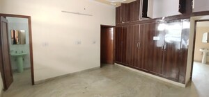 Room in 6 BHK Independent House at Sector 21 – for Rent