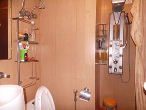 Bathroom in 3 BHK Builder Floor at RWA Chittaranjan Park Block R, Chittaranjan Park – for Sale