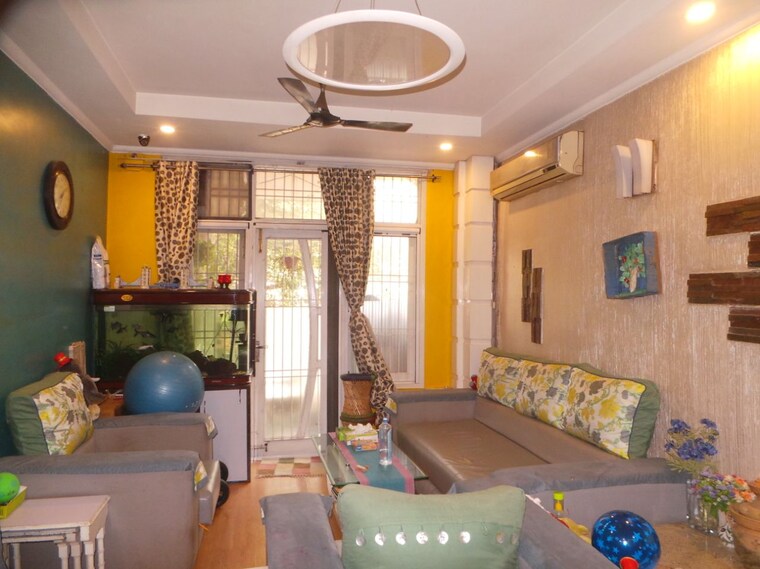 Living Room, rwa-chittaranjan-park-block-r 3 Bedroom 160 Sq.Yd. Builder Floor In Chittaranjan Park Delhi 9254759