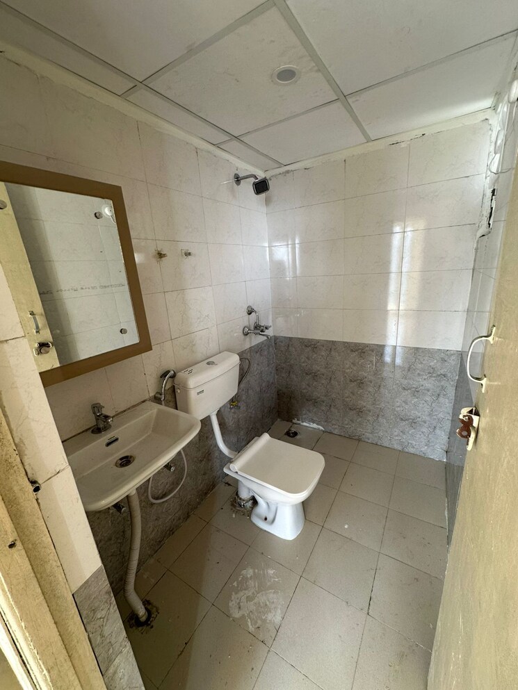 Bathroom, rof-aalayas 2.5 Bedroom 900 Sq.Ft. Apartment In Sector 102 Gurgaon 9254884
