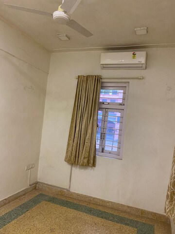Room in 2 BHK Apartment at Bandra West – for Rent
