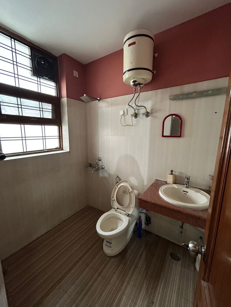 Bathroom, palam-vihar-residents-association 4 Bedroom 2550 Sq.Ft. Apartment In Palam Vihar Gurgaon 9255009