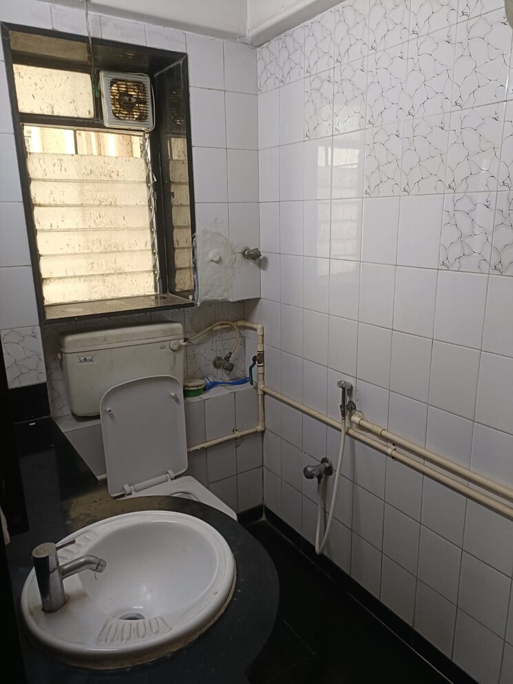 Bathroom, rajnigandha-shopping-centre 2 Bedroom 850 Sq.Ft. Apartment In Goregaon East Mumbai 9255072