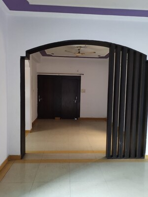 Room in 2 BHK Apartment at Gomti Nagar – for Rent