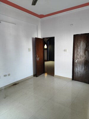 Room in 2 BHK Apartment at Gomti Nagar – for Rent