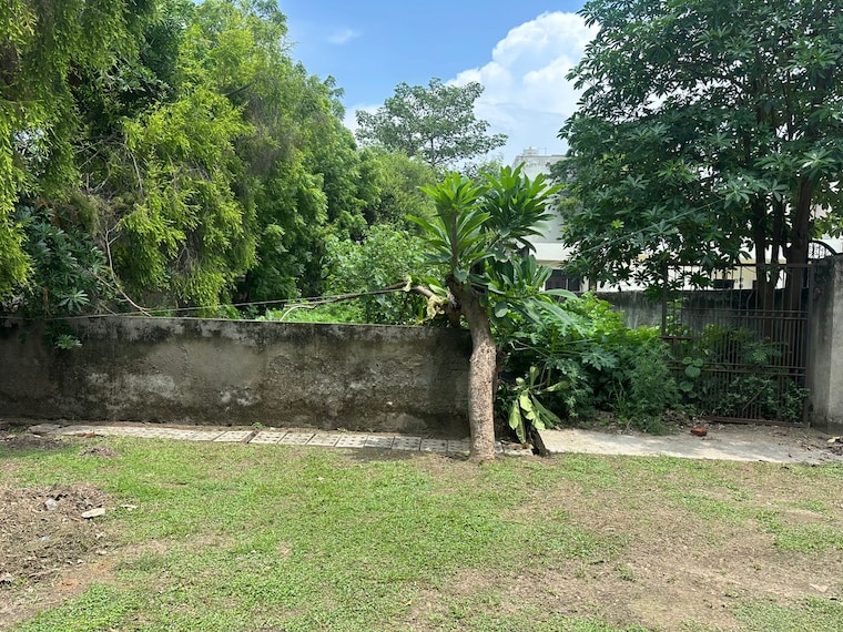 Garden, chi iv greater noida  1025 Sq.Ft. Plot In Chi Iv Greater Noida Greater Noida 9255105