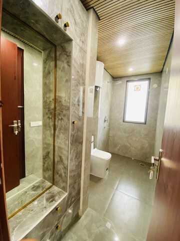 Bathroom in 1 BHK Builder Floor at Ardee City, Sector 52 – for Rent