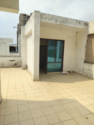 Building Lobby in 5 BHK Villa at Amrapali Leisure Valley, Tech Zone 4 Greater Noida – for Rent