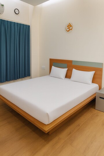 Bedroom in 5 BHK Apartment at Juhu Scheme, Juhu – for Rent