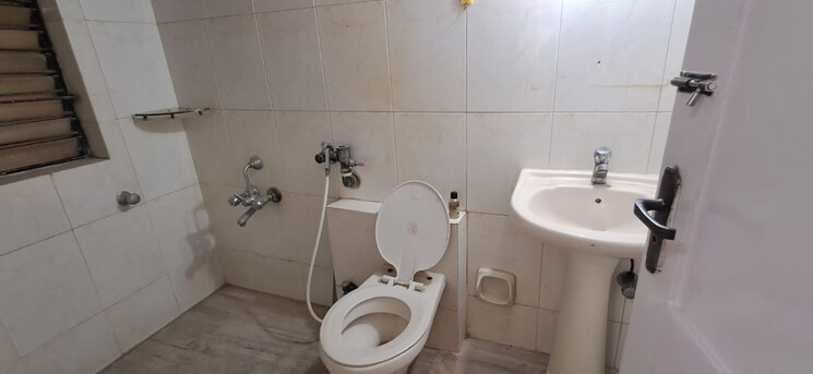 Bathroom, mohid-heights Commercial Shop 600 Sq.Ft. In Andheri West Mumbai 9255542