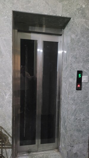 Furnished Amenities in 2 BHK Builder Floor at Shalimar Bagh – for Sale