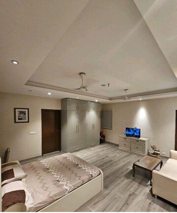 Team Area in 5 BHK Villa at Sainik Farm – for Rent