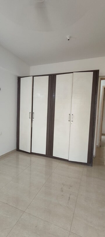 Room in 3 BHK Apartment at Hiranandani Meadows, Manpada – for Rent