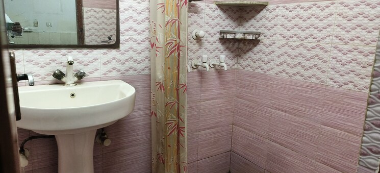 Bathroom, sector 37 Pg For Boys In Sector 37 9256035