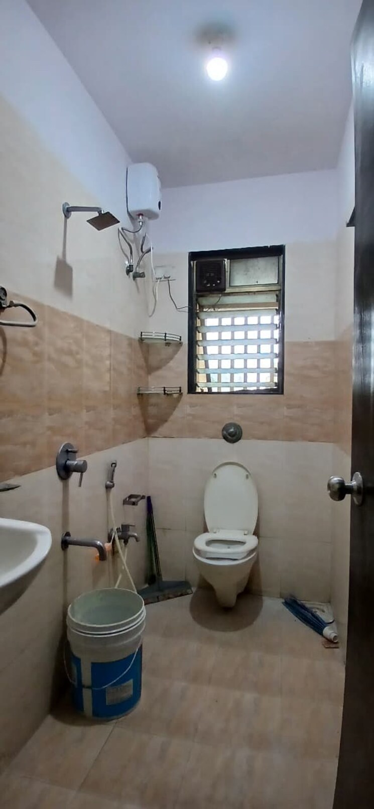 Bathroom, sunil-nivas-society 2 Bedroom 750 Sq.Ft. Apartment In Andheri West Mumbai 9256109