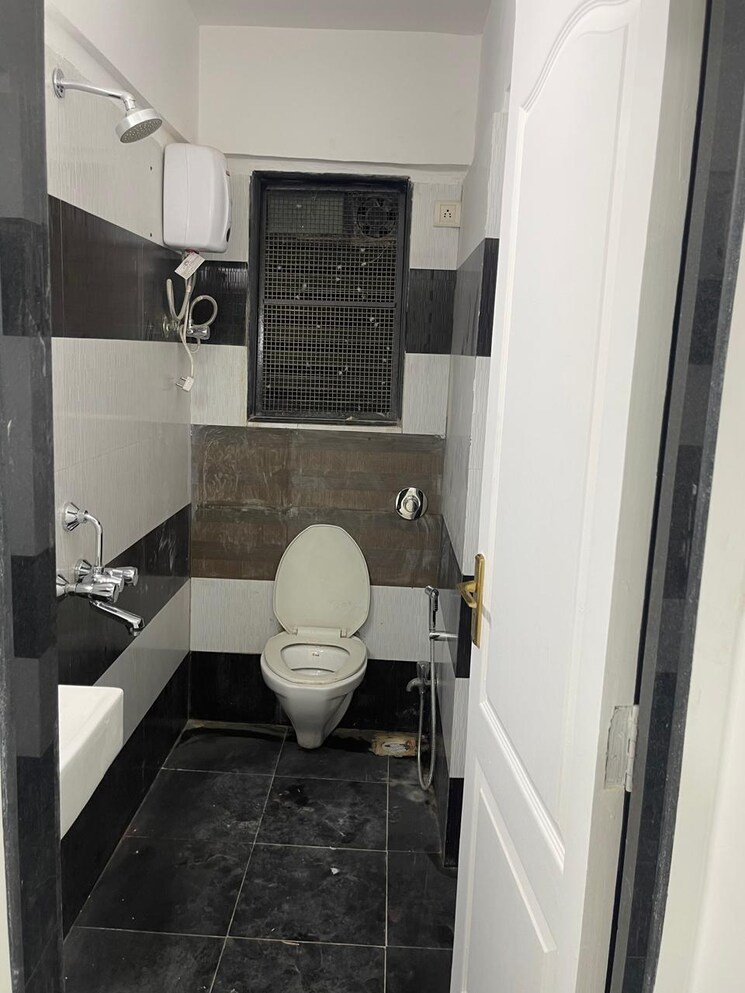 Bathroom, andheri west 3 Bedroom 1100 Sq.Ft. Apartment In Andheri West Mumbai 9256119