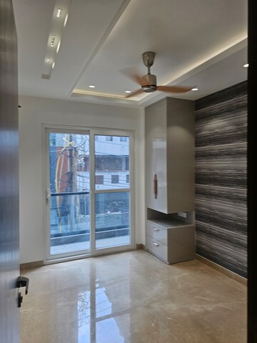 Furnished Amenities in 3 BHK Builder Floor at Vivek Vihar Phase 1 – for Sale