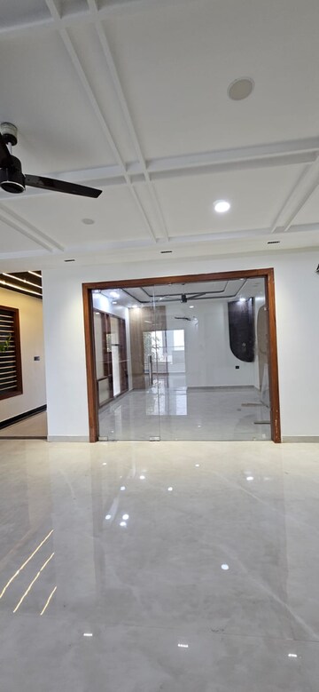 Room in 5 BHK Builder Floor at TDI The Retreat, Sector 89 – for Sale