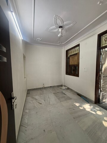 Room in 2 BHK Apartment at Paschim Vihar – for Rent
