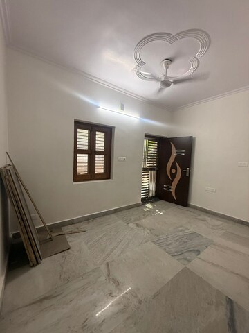 Room in 2 BHK Apartment at Paschim Vihar – for Rent