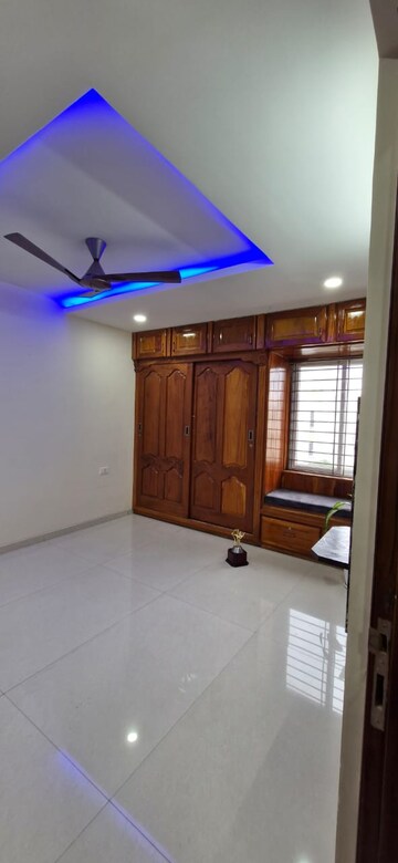 Room in 3 BHK Builder Floor at Kondapur – for Rent