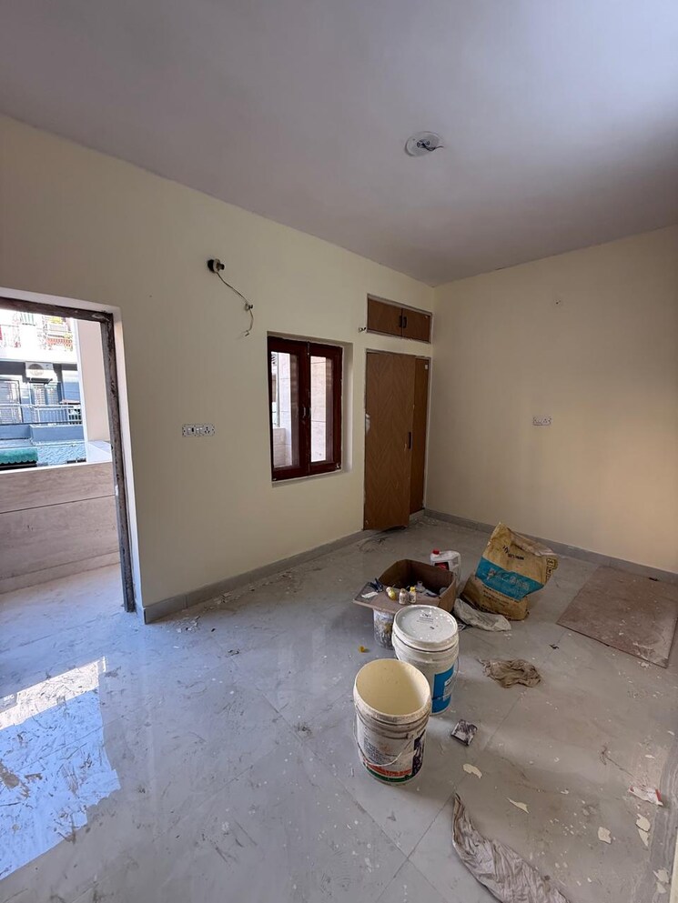 Room, paschim vihar 2 Bedroom 100 Sq.Yd. Apartment In Paschim Vihar Delhi 9256252