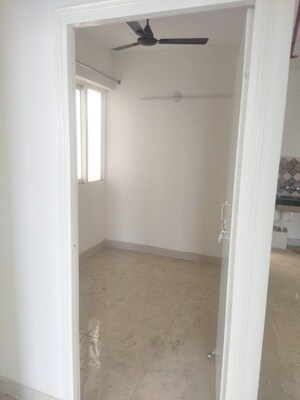 Room in 3 BHK Apartment at Signature Global Golf Greens, Sector 79 – for Rent