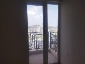 Room in 3 BHK Apartment at Signature Global Golf Greens, Sector 79 – for Rent