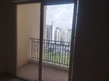 Room in 3 BHK Apartment at Signature Global Golf Greens, Sector 79 – for Rent