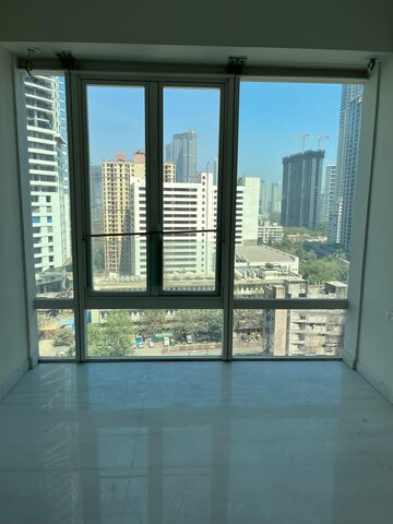 Room in 2 BHK Apartment at Indiabulls Blu, Worli – for Rent