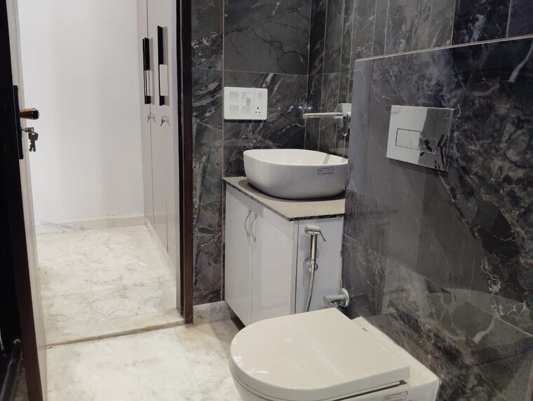 Bathroom, paschim vihar 2 Bedroom 900 Sq.Ft. Builder Floor In Paschim Vihar Delhi 9256285