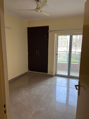 Room in 3.5 BHK Apartment at Gaurs Cascades, Raj Nagar Extension – for Rent