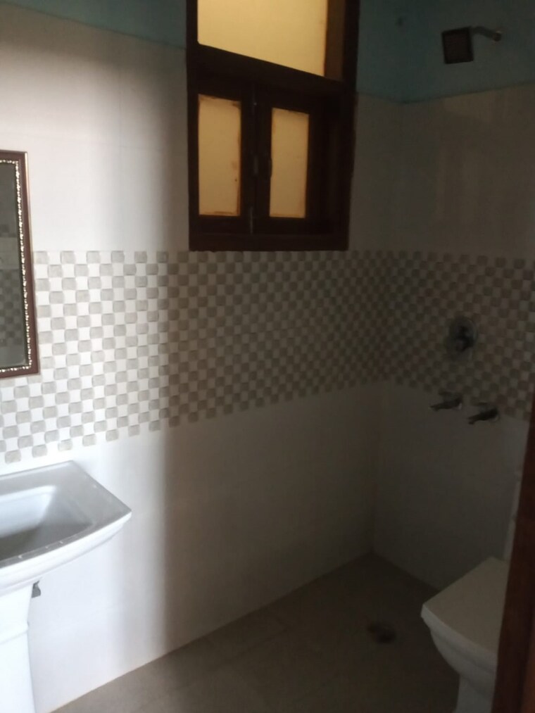 Bathroom, sector 33 2 Bedroom 1250 Sq.Ft. Builder Floor In Sector 33 Noida 9256333