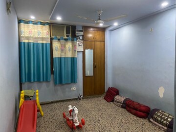 Bedroom in 6 BHK Apartment at Zakir Nagar – for Sale