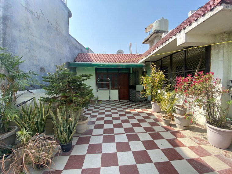 Terrace, zakir nagar 6 Bedroom 1800 Sq.Ft. Apartment In Zakir Nagar Delhi 9256379
