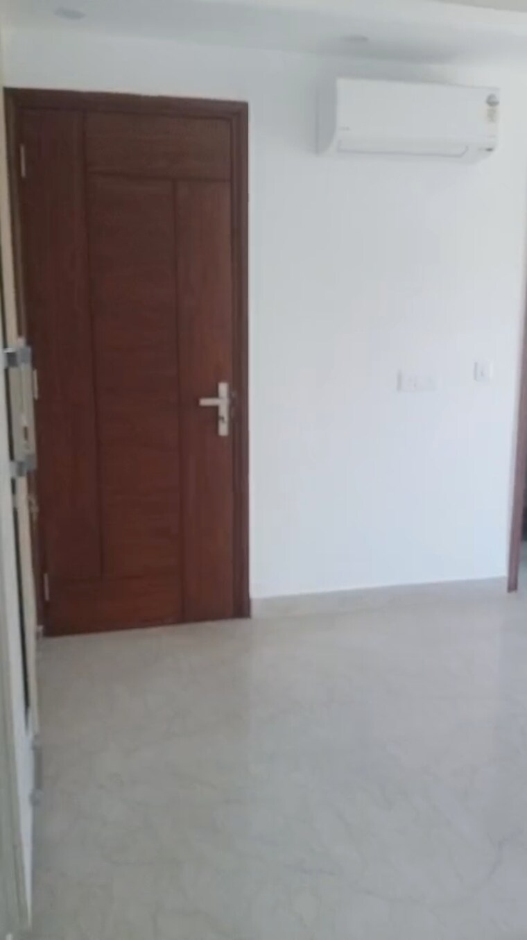 Room, kalkaji 3 Bedroom 200 Sq.Yd. Independent House In Kalkaji Delhi 9256411