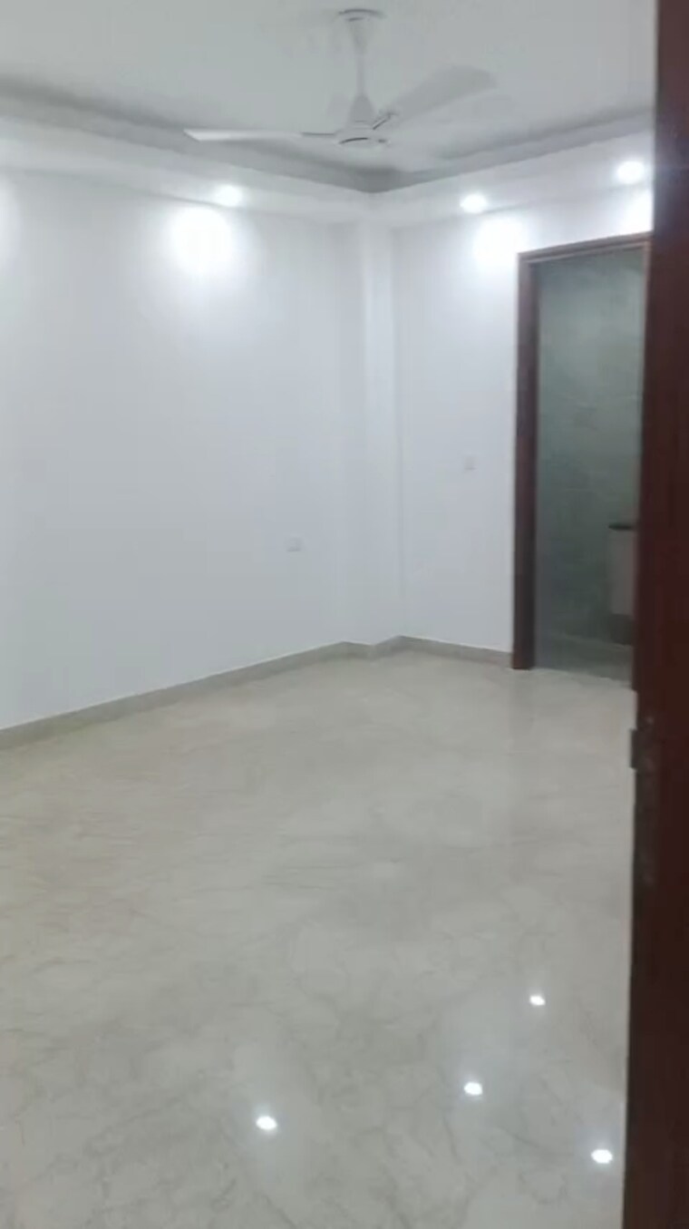 Room, kalkaji 3 Bedroom 200 Sq.Yd. Independent House In Kalkaji Delhi 9256411