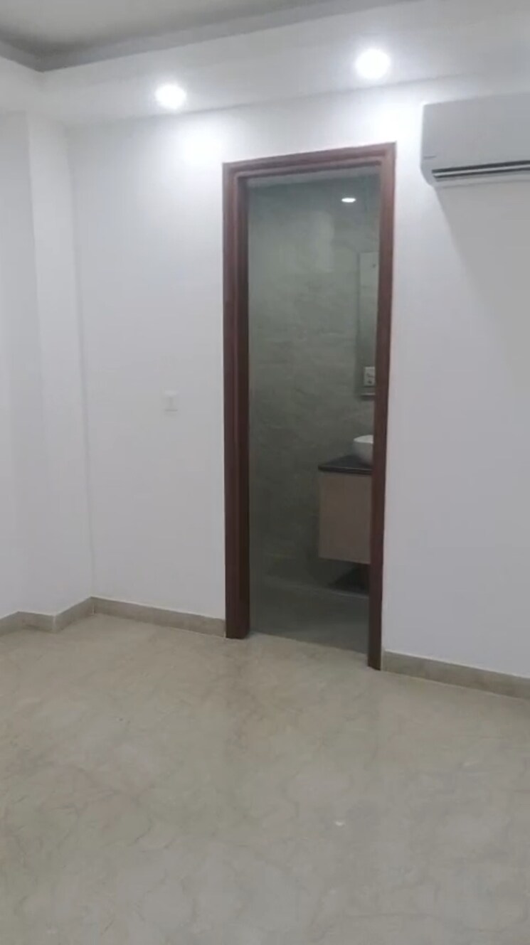 Room, kalkaji 3 Bedroom 200 Sq.Yd. Independent House In Kalkaji Delhi 9256411