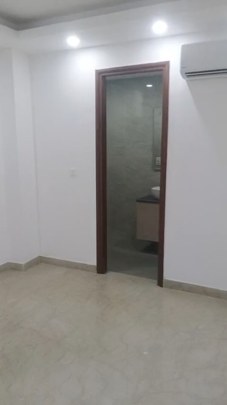 Room, kalkaji 3 Bedroom 200 Sq.Yd. Independent House In Kalkaji Delhi 9256411