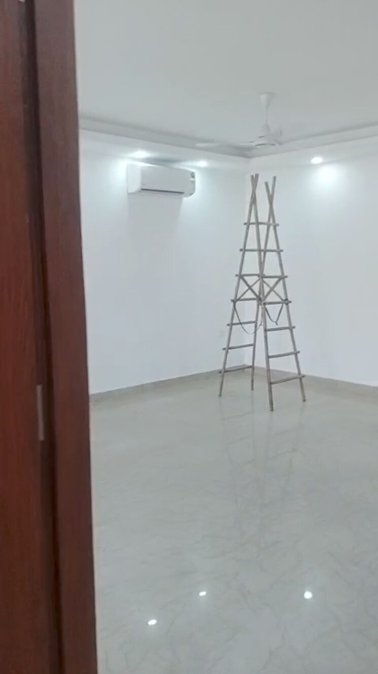 Room, kalkaji 3 Bedroom 200 Sq.Yd. Independent House In Kalkaji Delhi 9256411