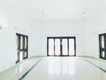 Room in 5 BHK Independent House at Saket – for Rent