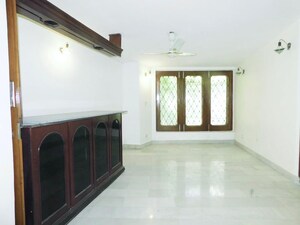 Room in 5 BHK Independent House at Saket – for Rent