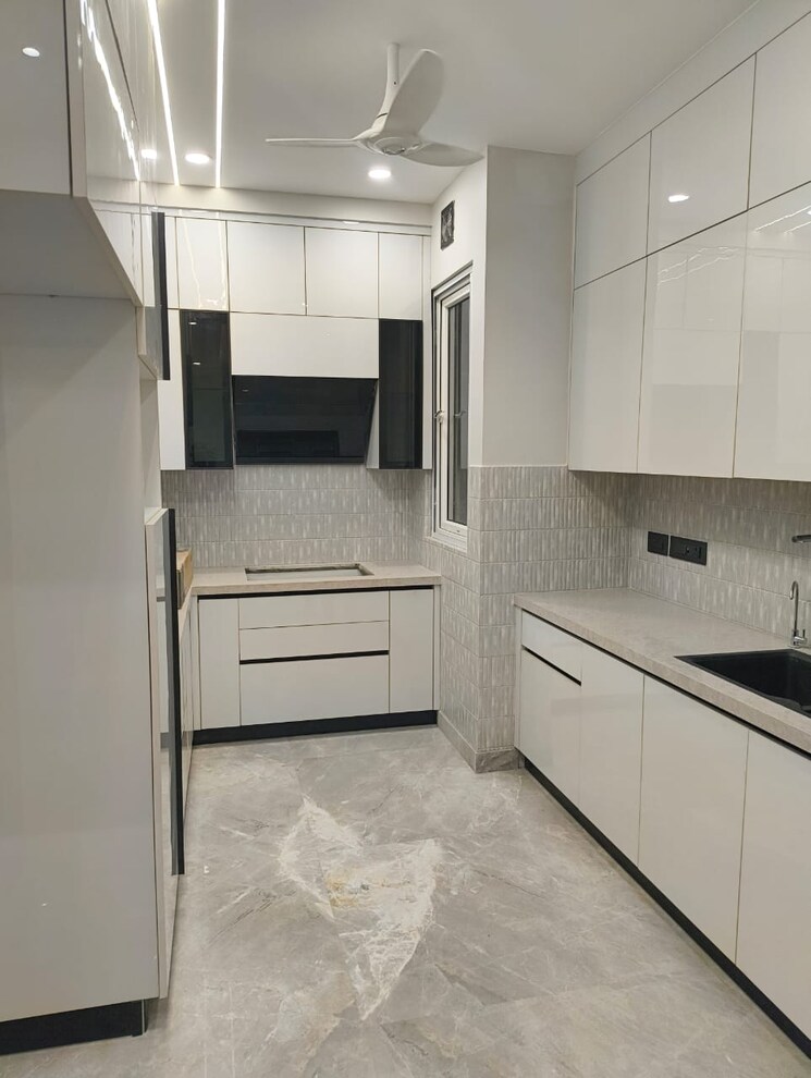 Kitchen, vikas puri 3 Bedroom 205 Sq.Yd. Builder Floor In Vikas Puri Delhi 9256422