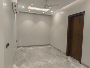 Room in 3 BHK Builder Floor at Vikas Puri – for Rent