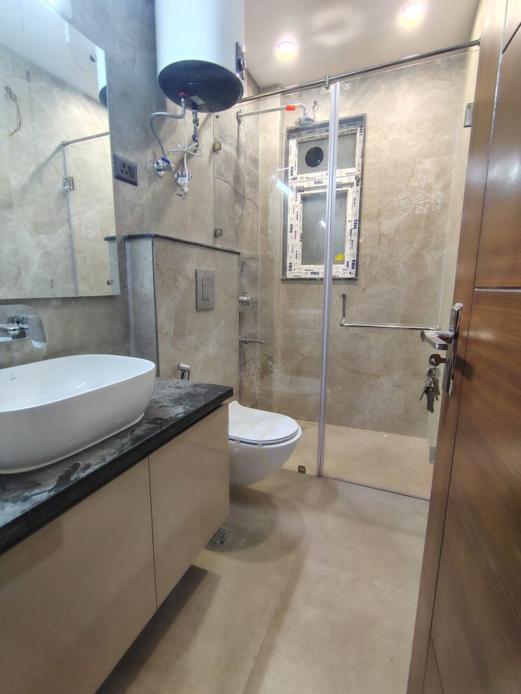 Bathroom, chittaranjan park 3 Bedroom 160 Sq.Yd. Builder Floor In Chittaranjan Park Delhi 9256450